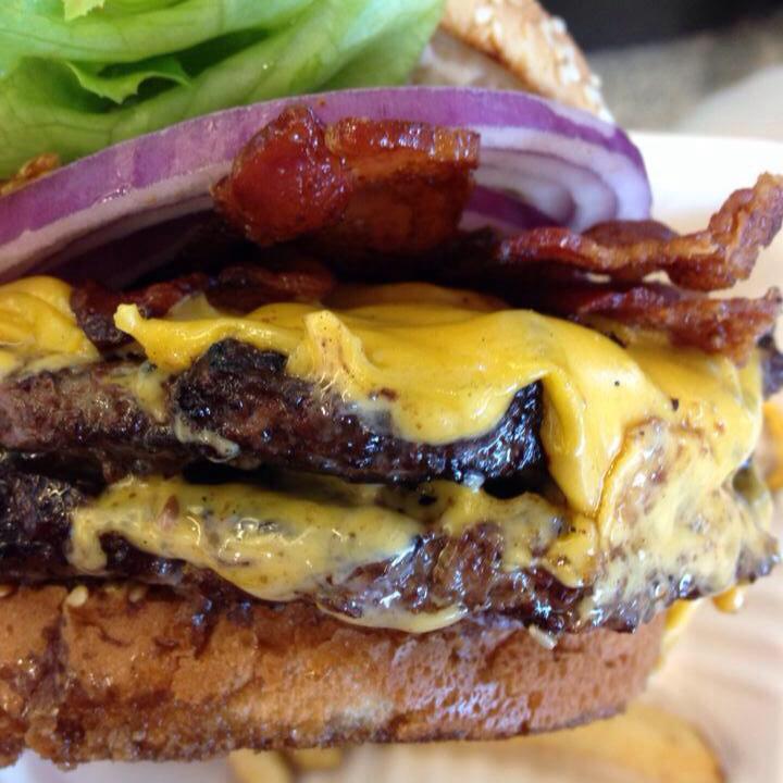 Cheeseburger gigante con tutto il possibile dentro.