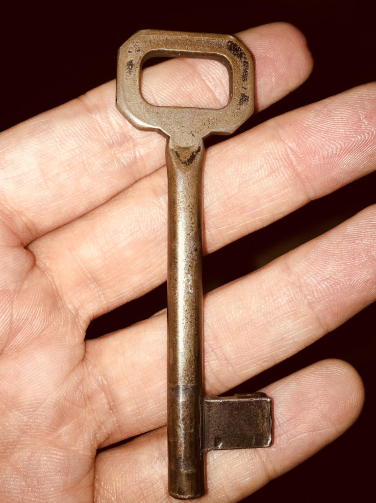 Una chiave antica nella mia mano.